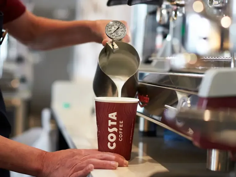 medr_northampton_costa_barista_making_coffee_03.webp
